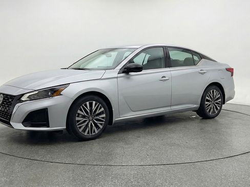 Used 2025 Nissan Altima 2.5 SV image 3