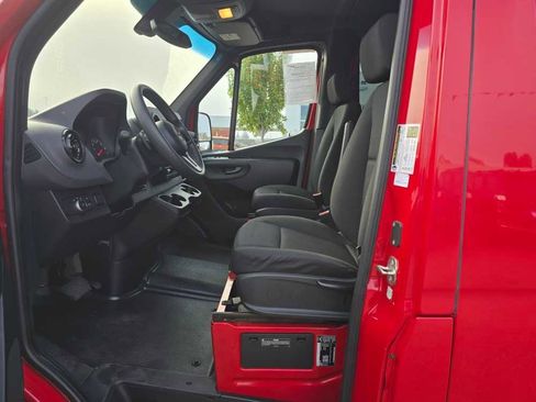 Used 2021 Mercedes-Benz Sprinter 1500 image 9