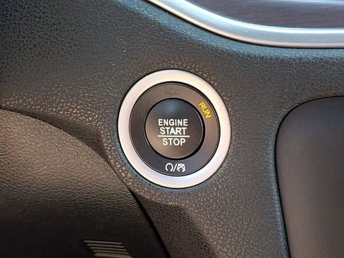 Used 2018 Dodge Charger SXT RWD image 25