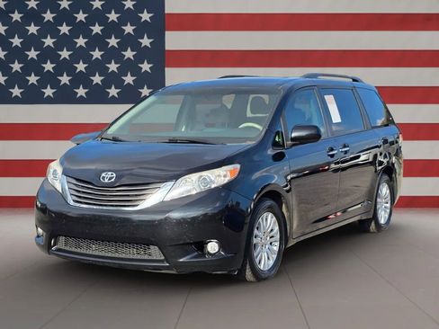 Used 2013 Toyota Sienna XLE image 3