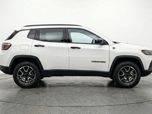 Used 2025 Jeep Compass Trailhawk AWD/4WD image 11