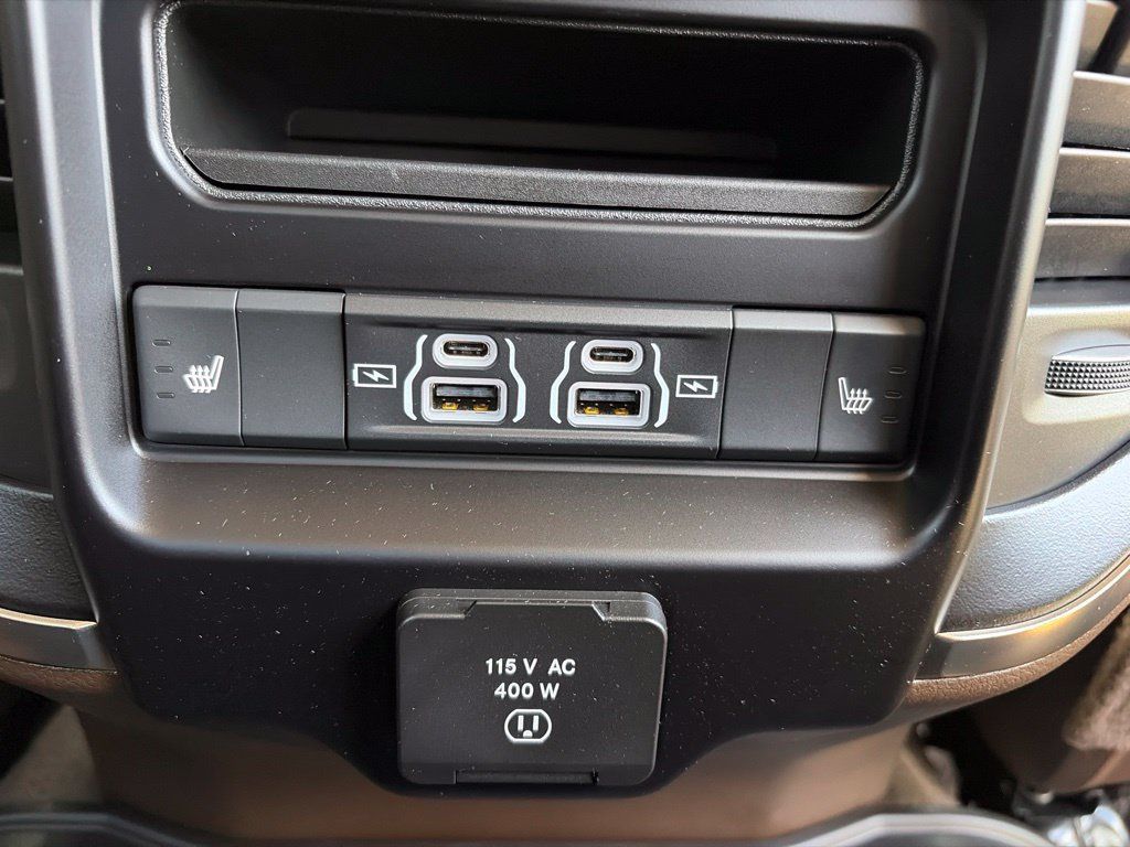 Used 2025 RAM 2500 Limited AWD/4WD image 44