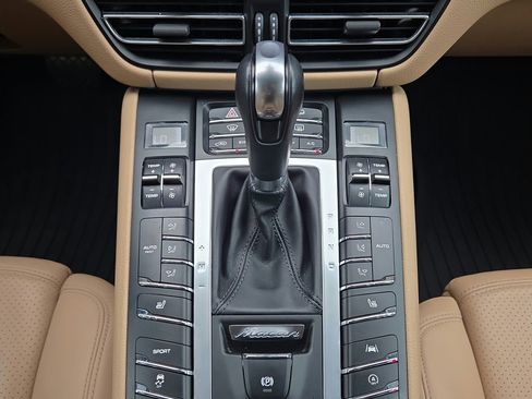 Certified 2021 Porsche Macan AWD/4WD image 13