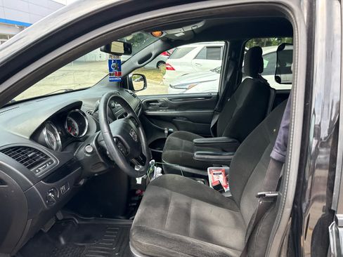 Used 2016 Dodge Grand Caravan SE FWD image 11
