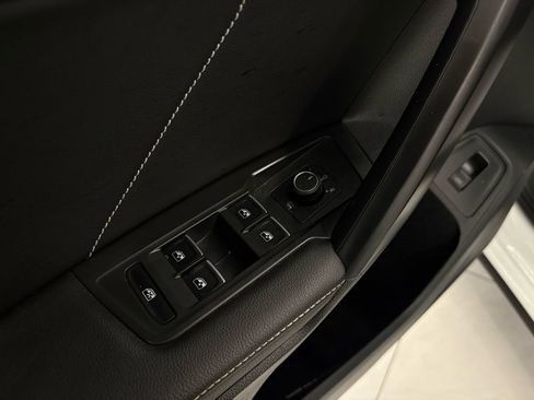 Used 2024 Volkswagen Tiguan SE image 25