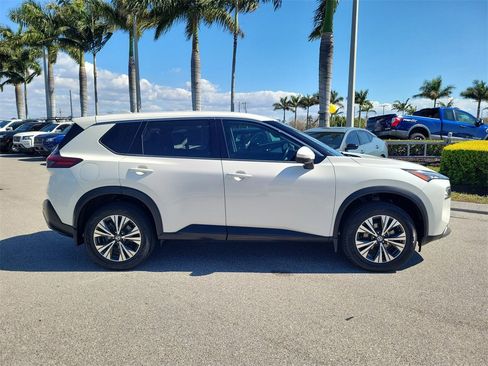 Used 2021 Nissan Rogue SV image 3