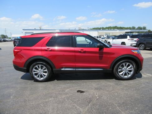 Used 2020 Ford Explorer XLT w/ Equipment Group 202A AWD/4WD image 4