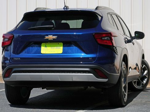 Used 2024 Chevrolet Trax LT w/ Driver Confidence Package FWD image 4