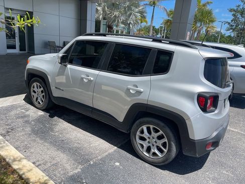 Used 2018 Jeep Renegade Latitude image 4