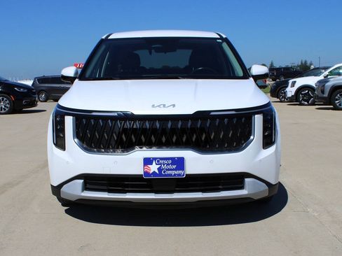 Used 2025 Kia Carnival FWD image 2