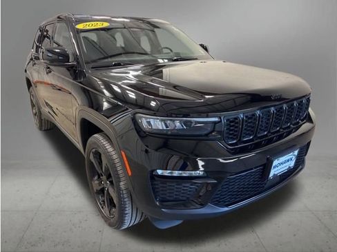 Used 2023 Jeep Grand Cherokee Limited w/ Black Appearance Package AWD/4WD image 8