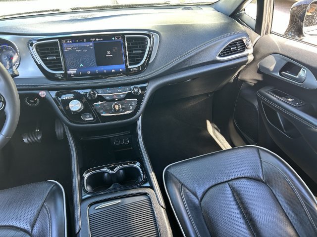Used 2025 Chrysler Pacifica Limited FWD image 18