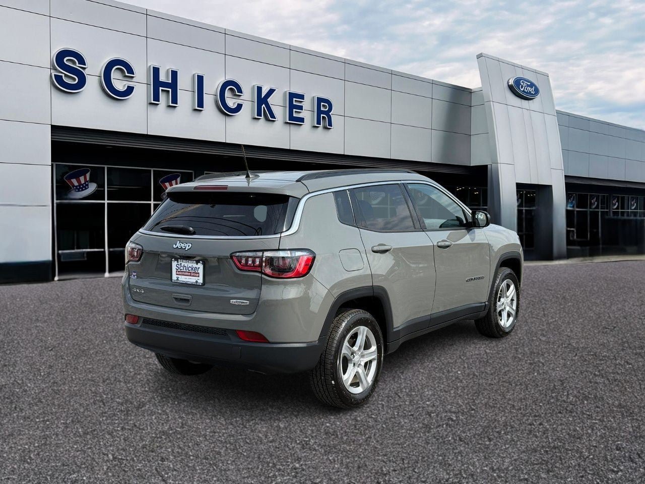 Used 2023 Jeep Compass Latitude w/ Convenience Group AWD/4WD image 2