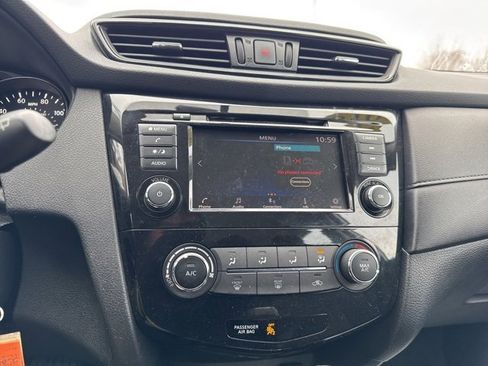 Used 2018 Nissan Rogue S image 9