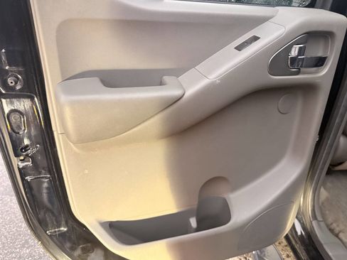 Used 2012 Nissan Frontier SL w/ Moonroof Pkg image 11