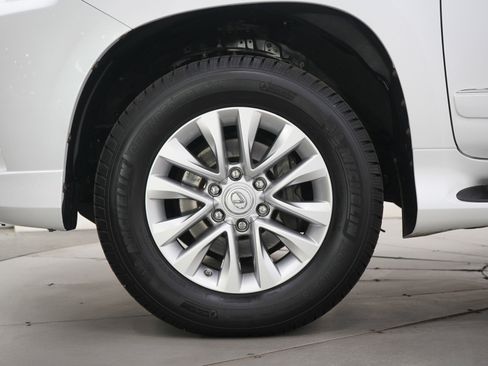 Used 2018 Lexus GX 460 Premium w/ Premium Package image 32