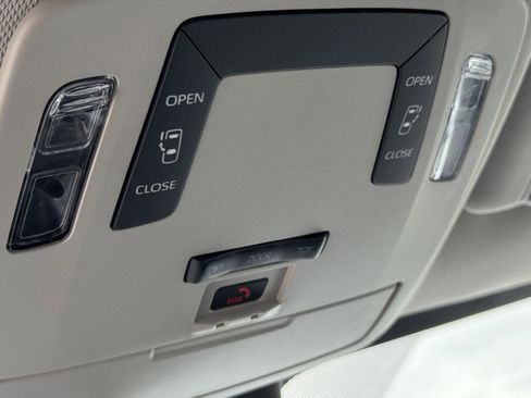Used 2025 Toyota Sienna LE FWD image 25
