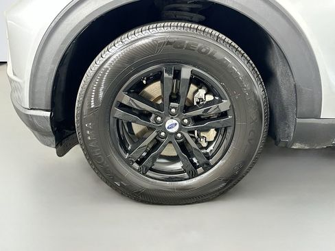 Used 2023 Ford Explorer XLT w/ Equipment Group 202A AWD/4WD image 31