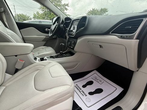 Used 2019 Jeep Cherokee Limited w/ Luxury Group FWD image 13