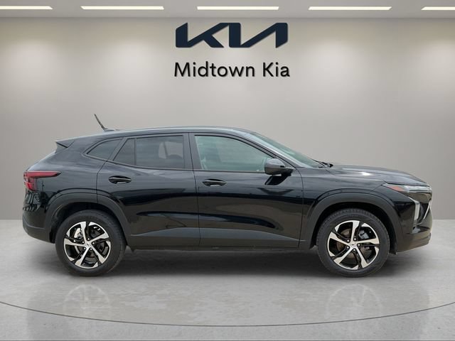 Used 2024 Chevrolet Trax RS w/ Driver Confidence Package FWD image 2