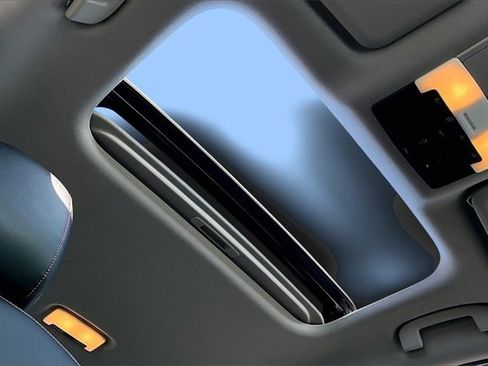 Certified 2025 Nissan Sentra SR w/ SR Premium Package image 26