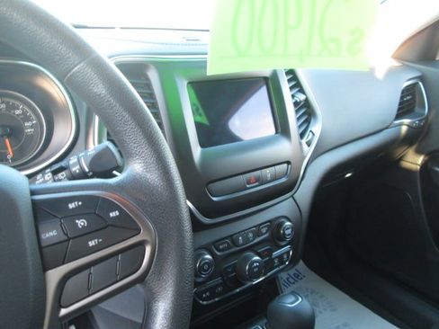 Used 2021 Jeep Cherokee Latitude AWD/4WD image 12