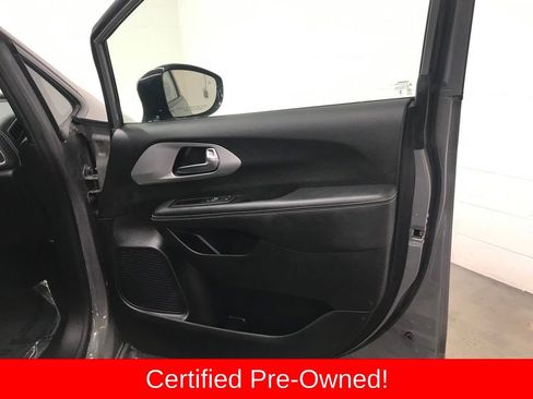 Used 2025 Chrysler Pacifica Limited image 38