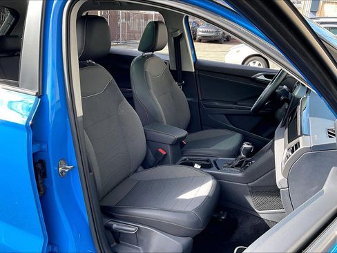 Certified 2025 Volkswagen Taos SE image 6