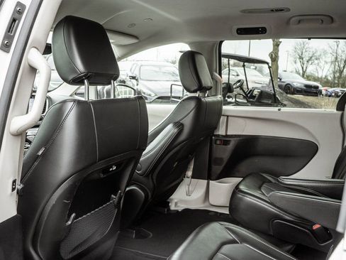 Used 2023 Chrysler Pacifica Touring-L FWD image 33