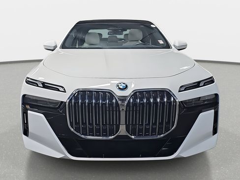 Certified 2025 BMW 750e xDrive image 2