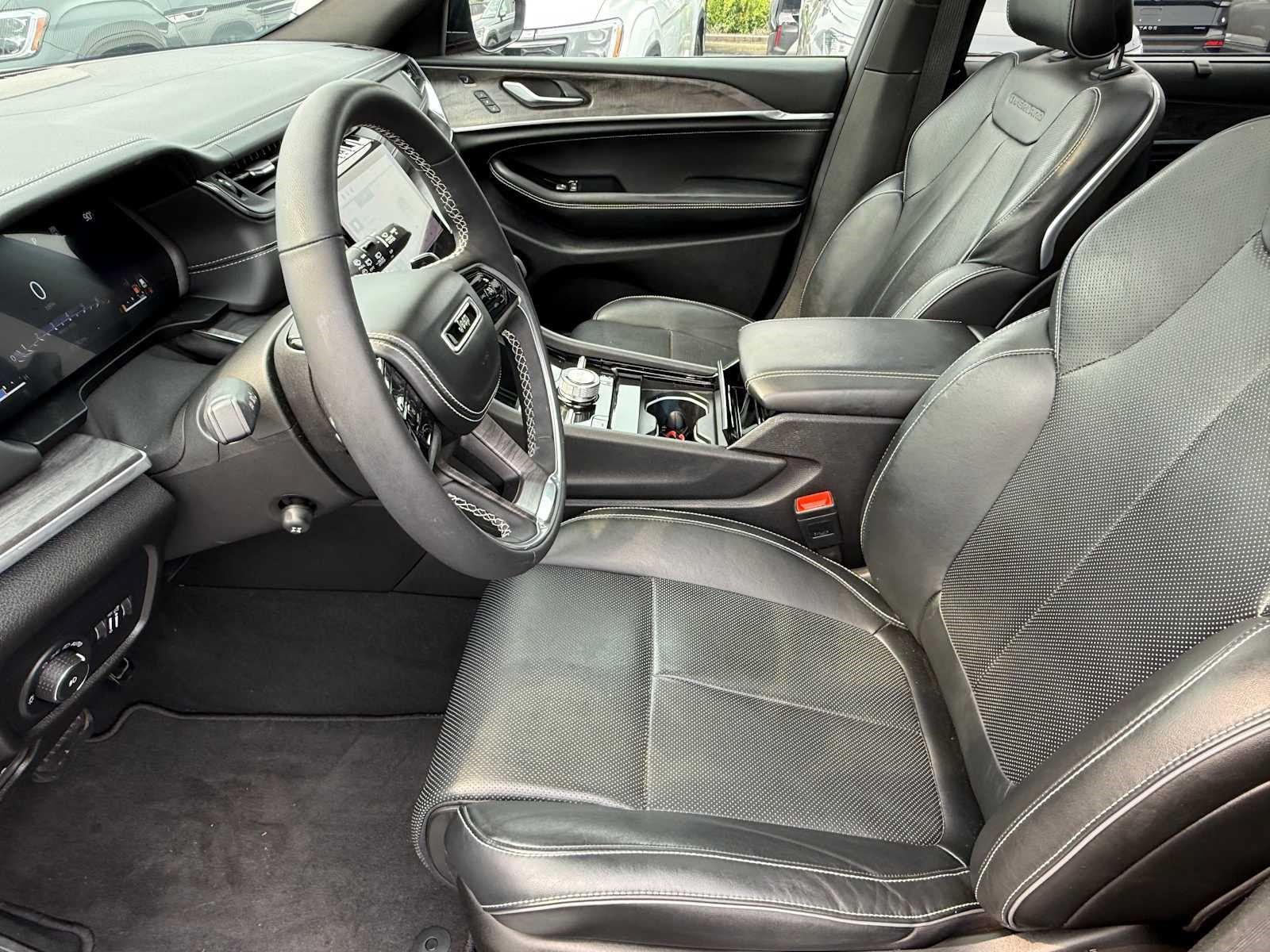 Used 2024 Jeep Grand Cherokee L Overland AWD/4WD image 15