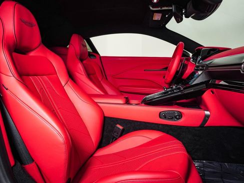 Used 2025 Aston Martin V8 Vantage Coupe RWD image 18