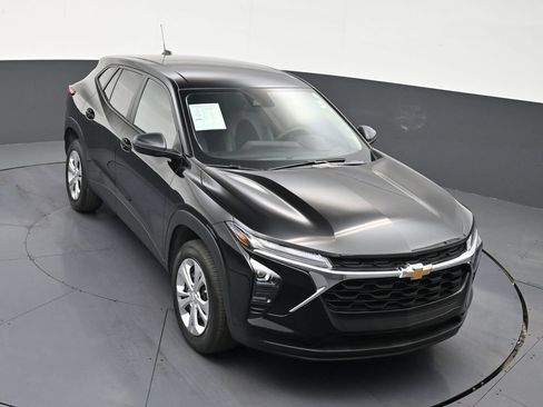 Used 2025 Chevrolet Trax LS image 19