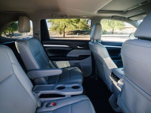 Used 2018 Toyota Highlander XLE w/ Carpet Mat Package (TMS) image 18