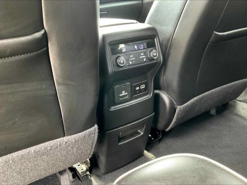 Used 2022 GMC Acadia Denali w/ Denali Technology Package FWD image 32