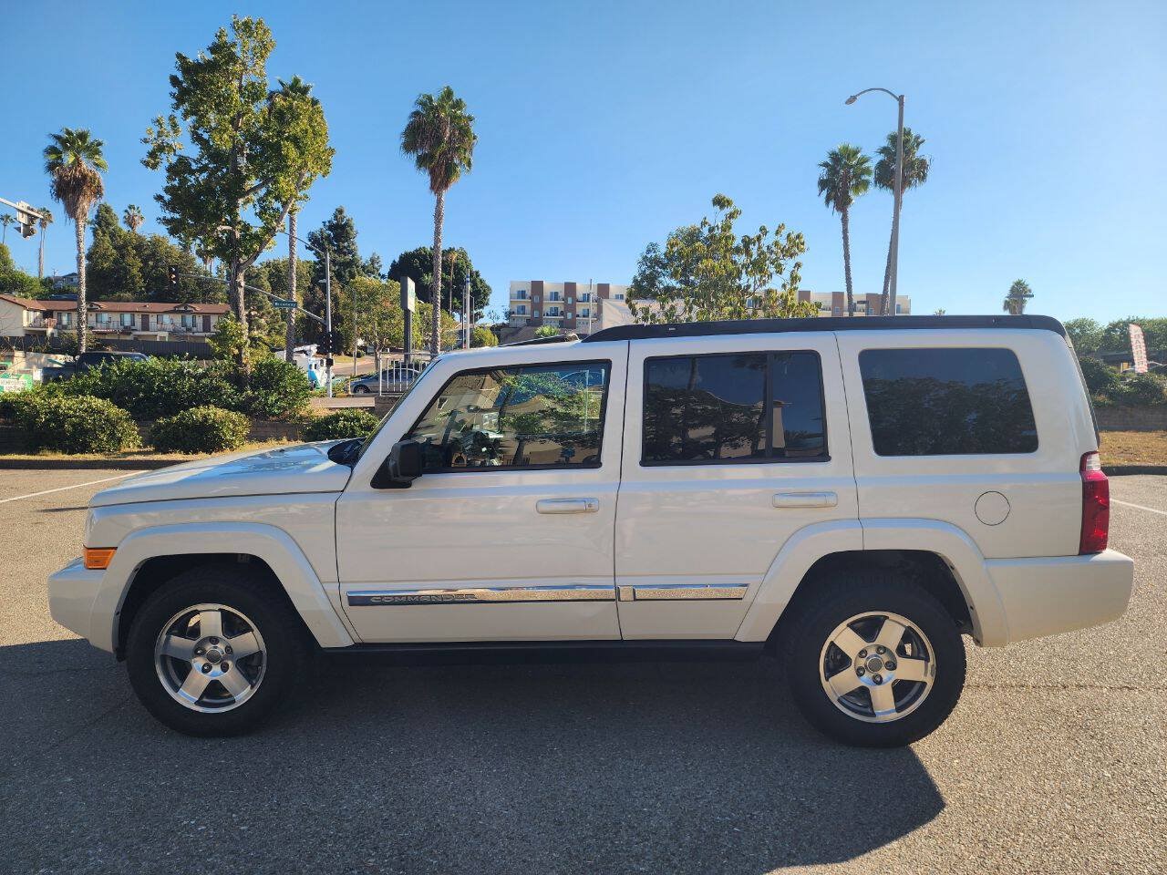 Used 2010 Jeep Commander Sport w/ Sun/Sound Group RWD image 7