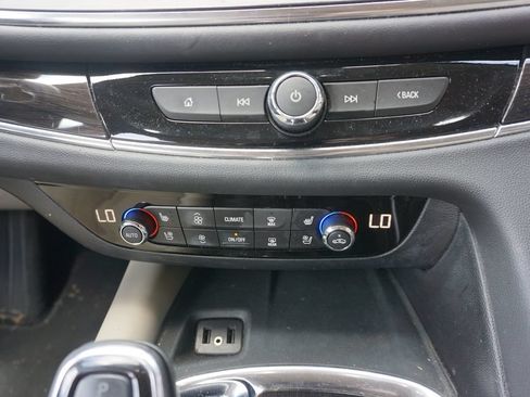 Used 2018 Buick Enclave Premium w/ Experience Buick Package FWD image 12