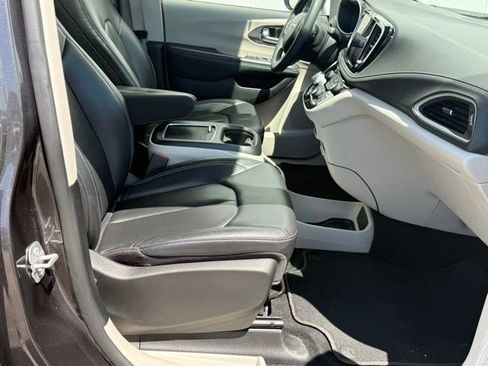Used 2022 Chrysler Pacifica Touring-L AWD/4WD image 23