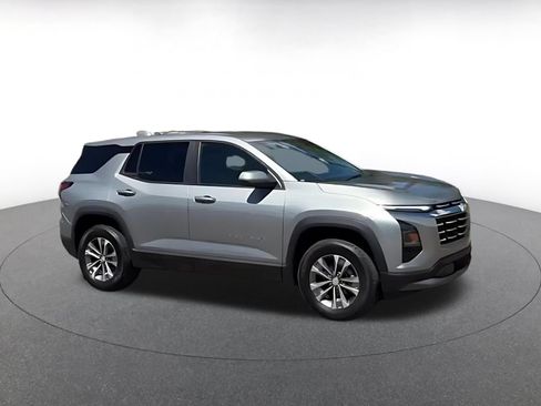 Used 2025 Chevrolet Equinox LT AWD/4WD image 2