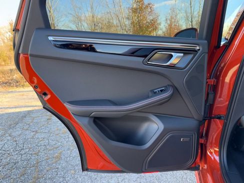 Used 2025 Porsche Macan Premium Plus image 33