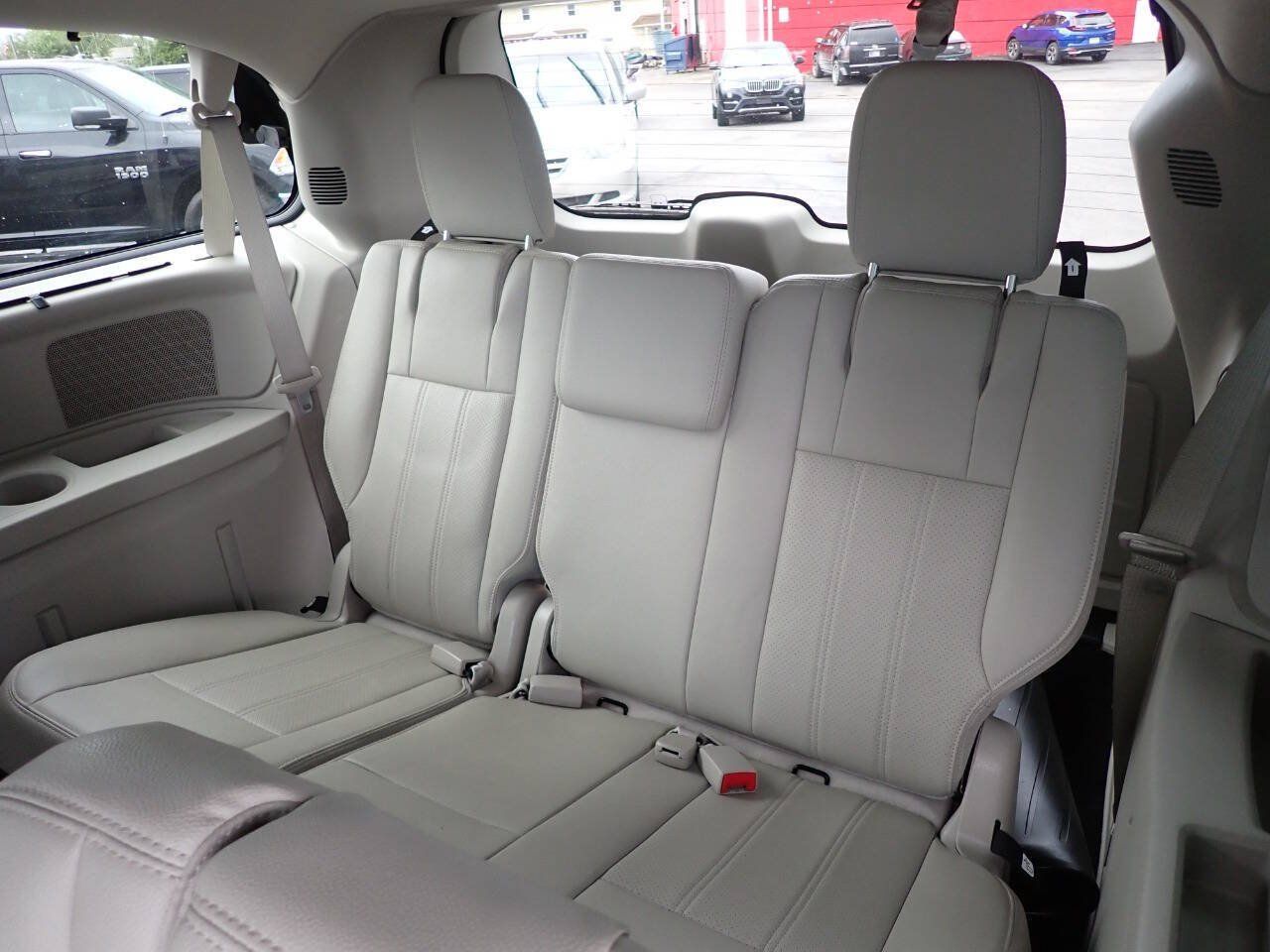 Used 2015 Chrysler Town & Country Touring-L w/ Driver Convenience Group FWD image 10