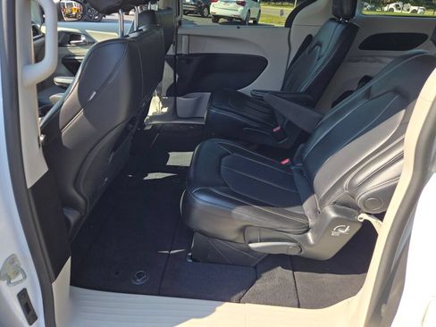 Certified 2023 Chrysler Pacifica Touring-L FWD image 24