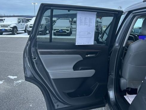 Used 2023 Toyota Highlander Limited image 34