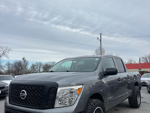 Used 2017 Nissan Titan S image 2