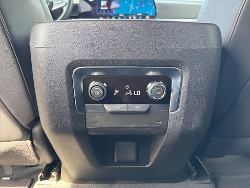 Used 2025 Chevrolet Suburban Z71 AWD/4WD image 14