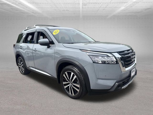 Used 2024 Nissan Pathfinder Platinum w/ Cargo Package AWD/4WD image 4