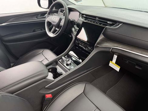 New 2025 Jeep Grand Cherokee Limited w/ Trailer Tow Package image 25