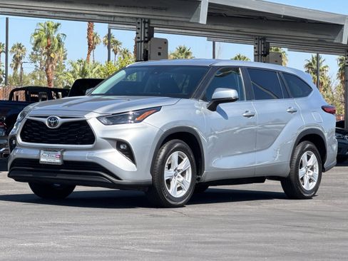 Used 2023 Toyota Highlander LE image 7
