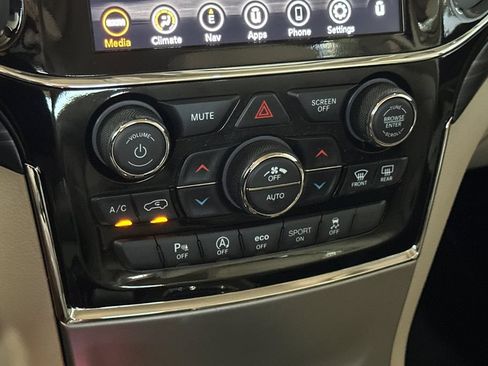 Used 2022 Jeep Grand Cherokee Laredo E RWD image 21