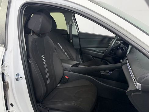 Used 2025 Hyundai Elantra SEL FWD image 31